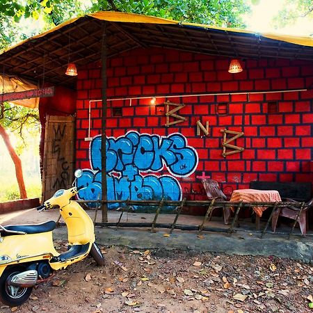 Bricks And Bamboo Hostel Anjuna Exterior foto