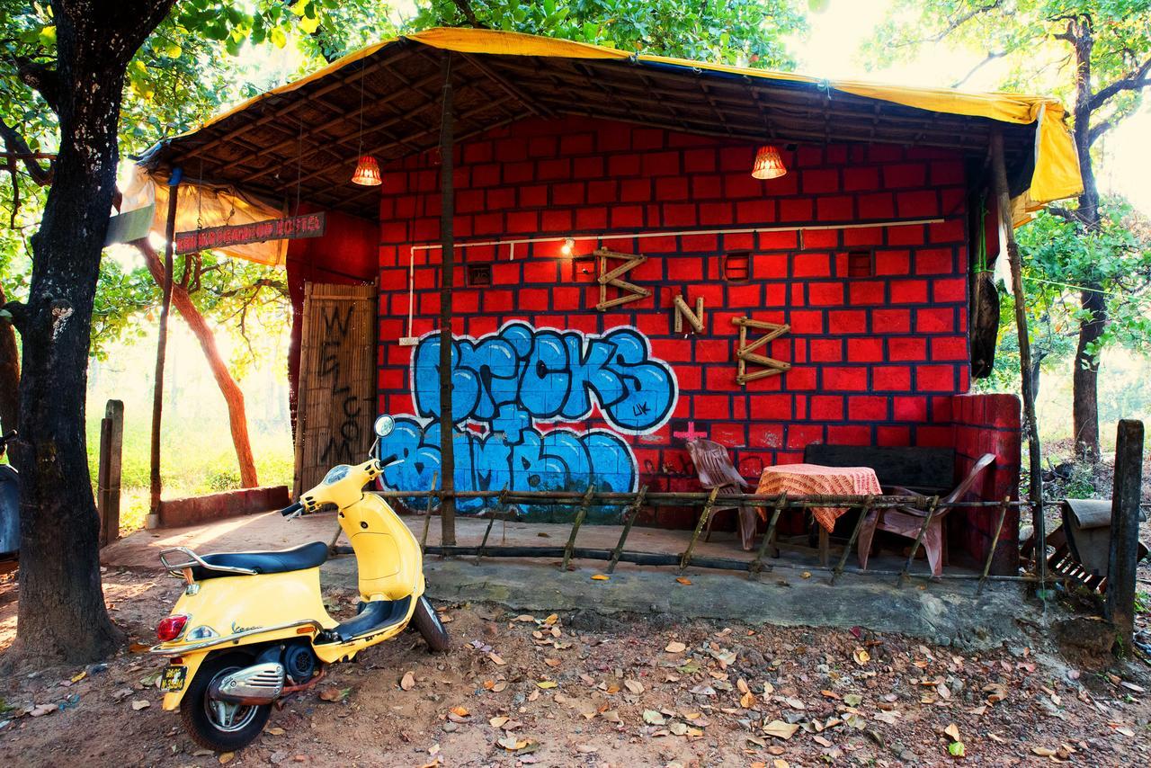 Bricks And Bamboo Hostel Anjuna Exterior foto